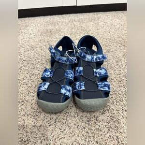 NWT Harper Canyon boys water shoes size 5